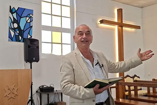 Le pasteur Andrew Rossiter le 5 juillet 2026 au Temple de Talence